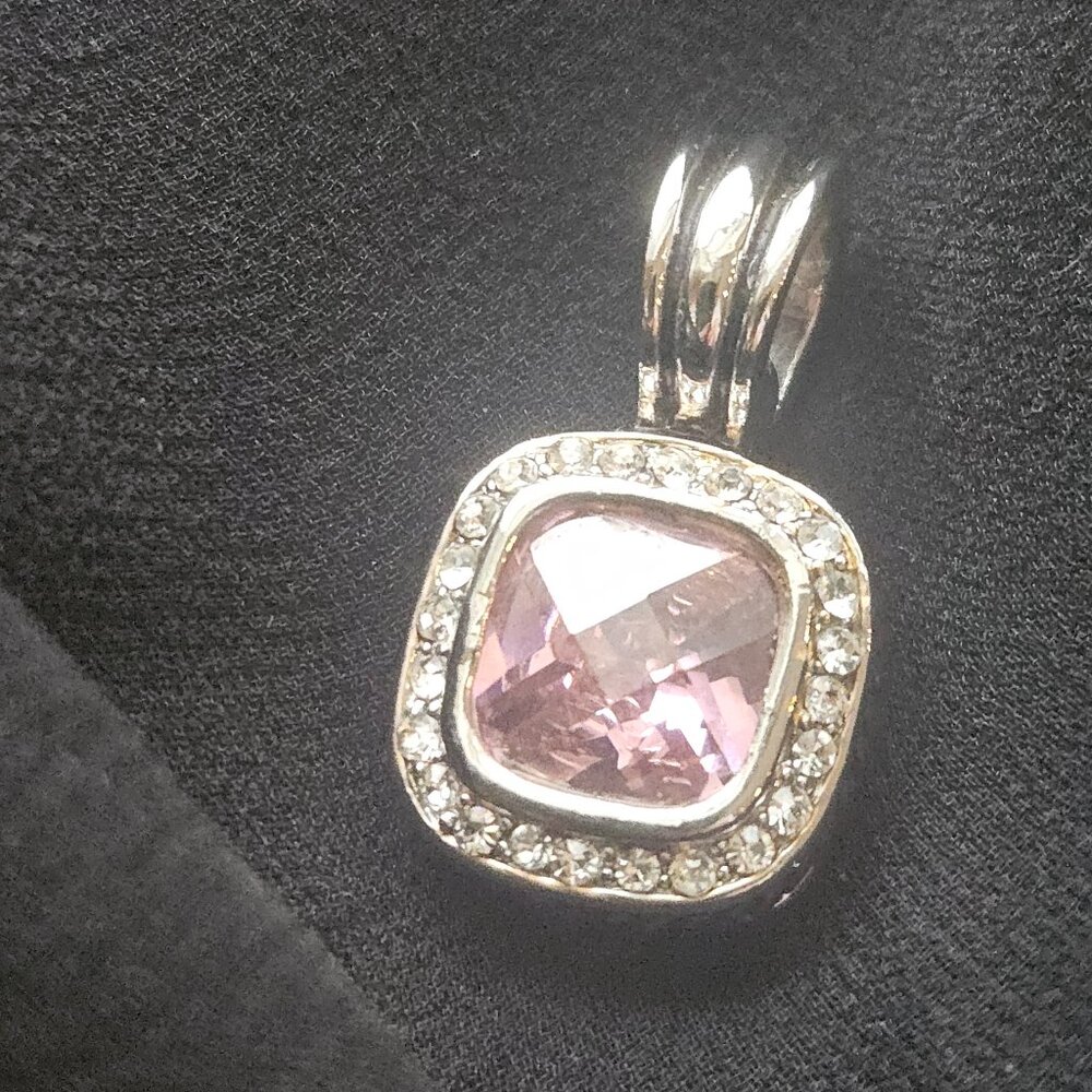 PENDANT WITH PINK FACETED GLASS CENTER STONE SURROUNDED BY RHINESTONES